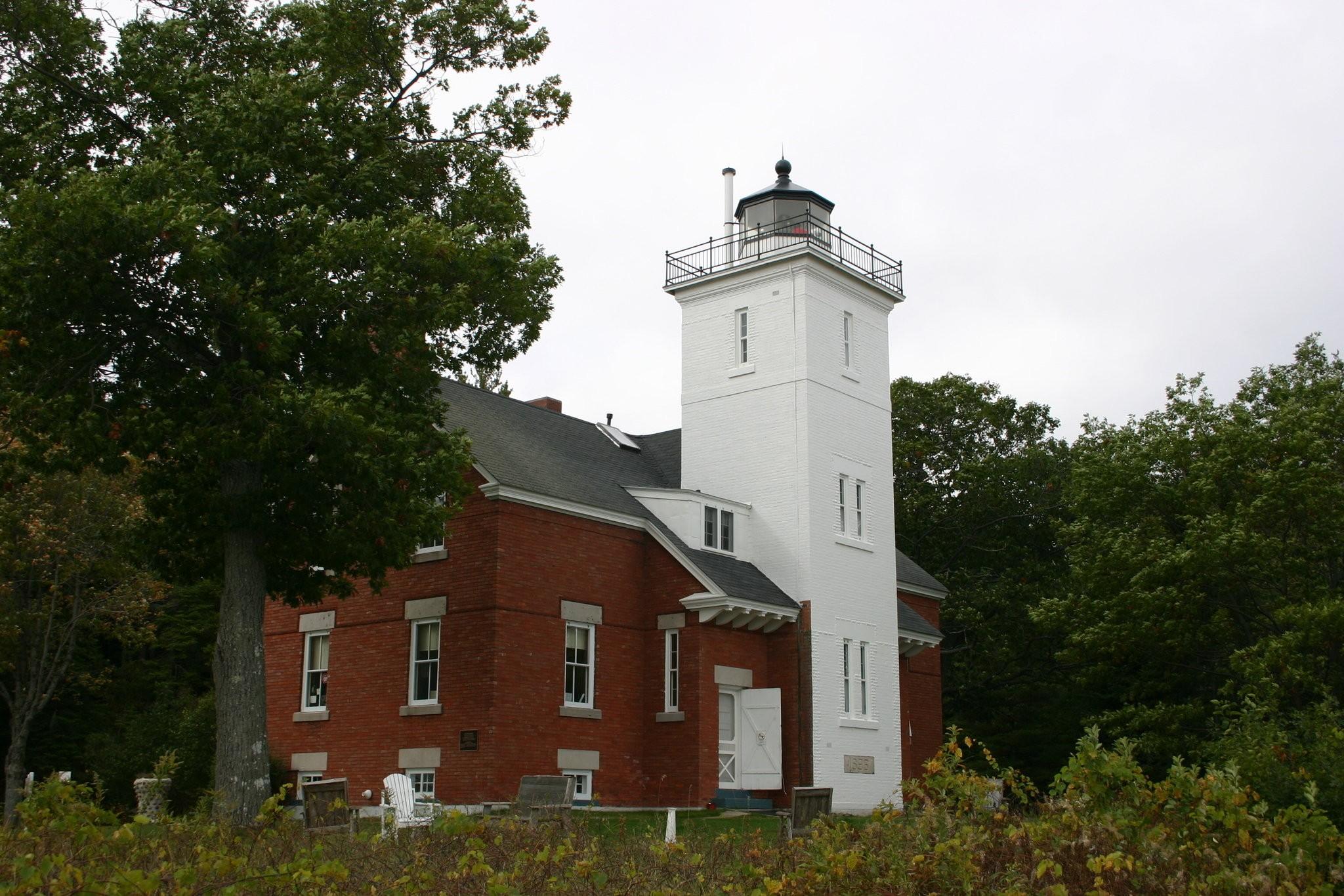 This majestic Great Lakes lighthouse has a 1905 shipwreck on its ...