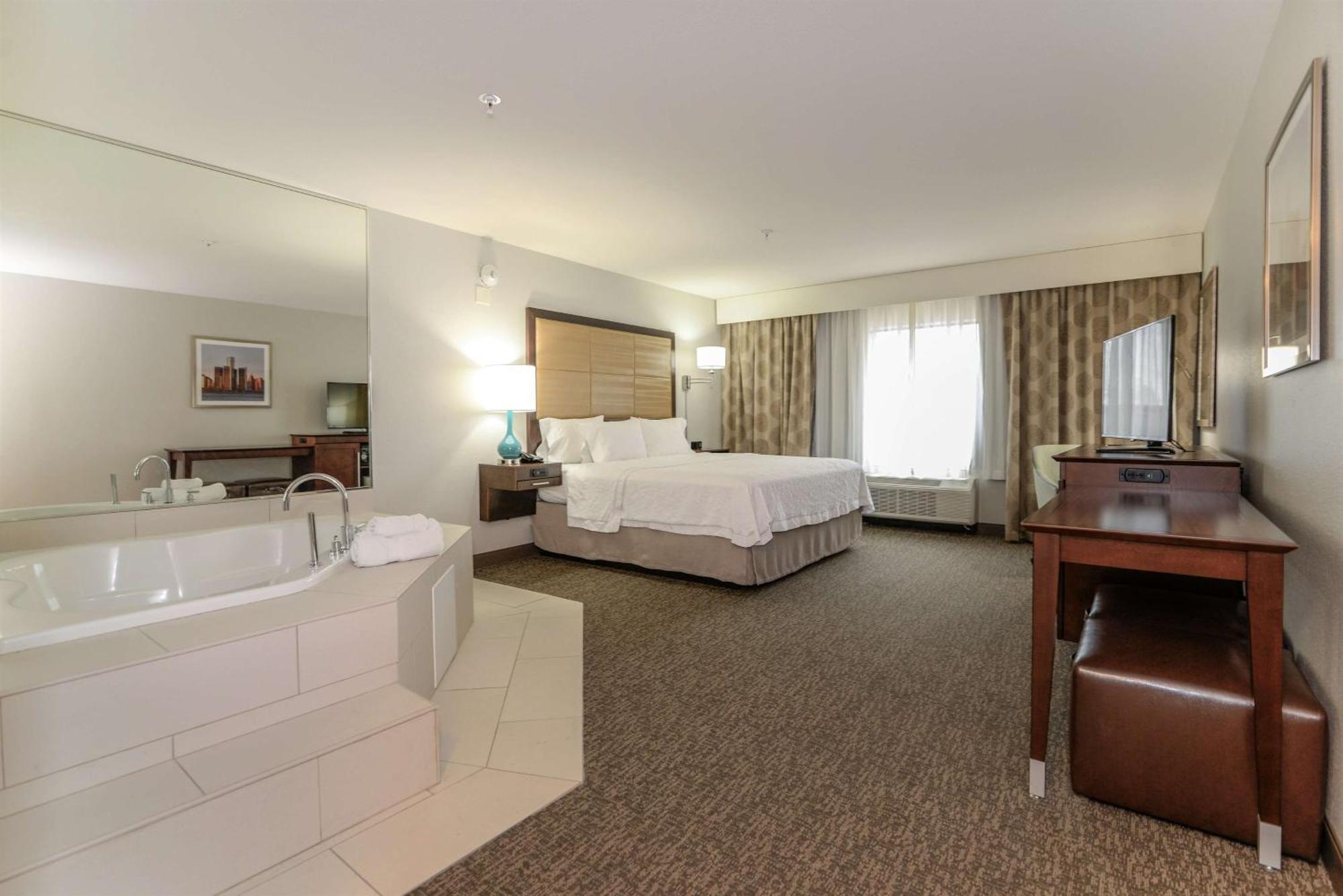 King Studio Suite Hot Tub