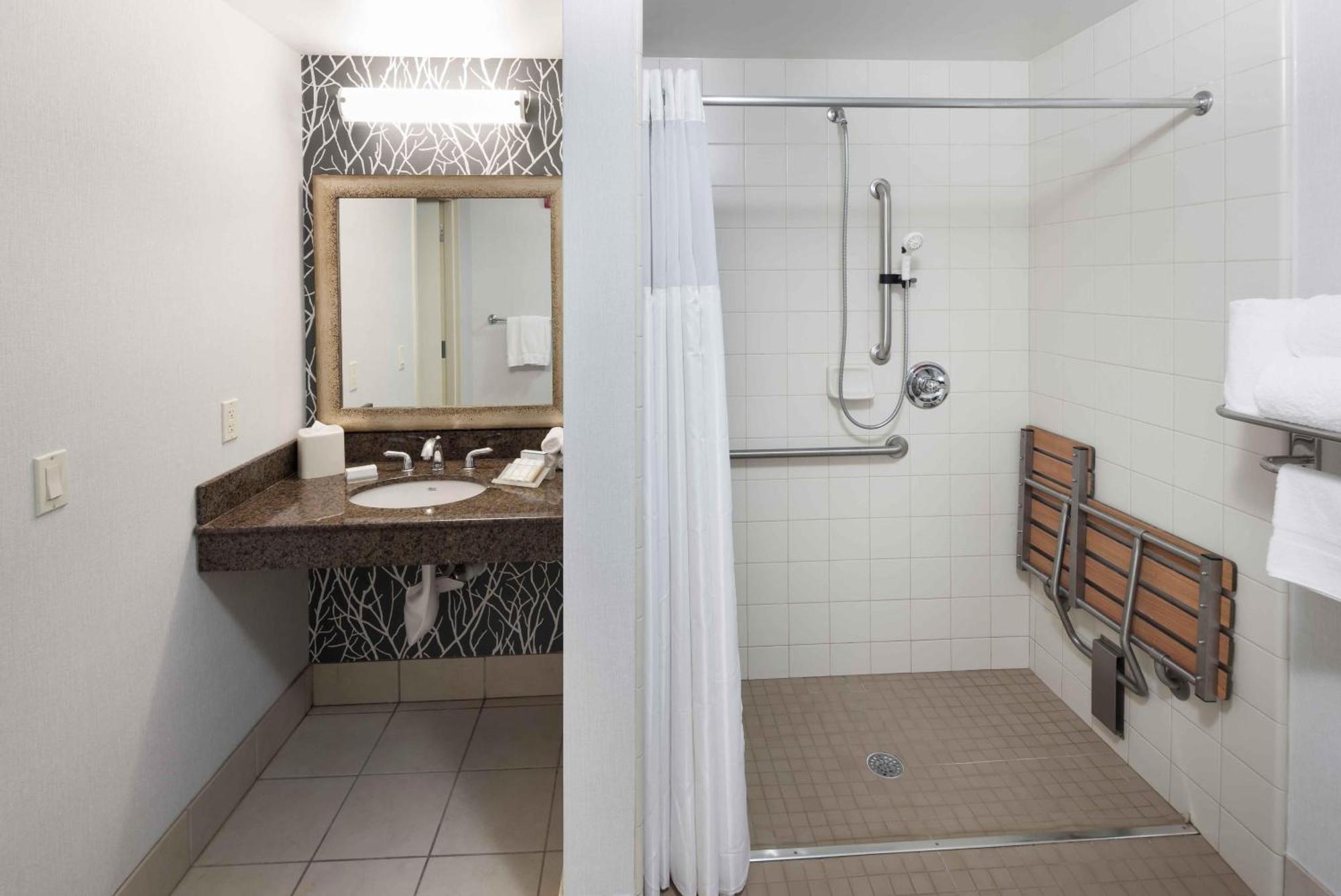 Queen Room Two Queen Beds Roll Shower Mobility Access